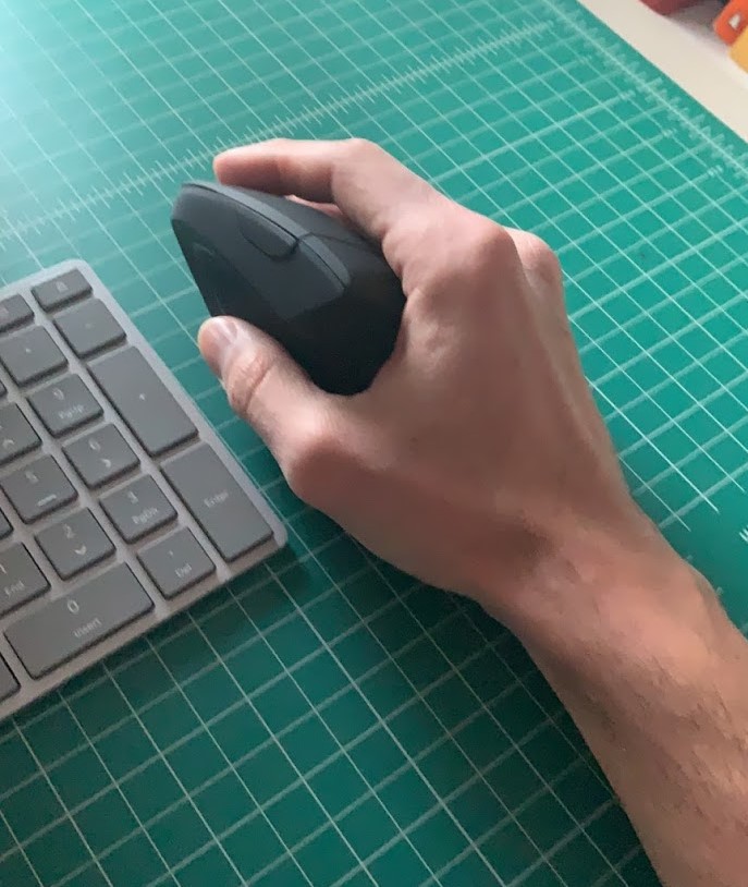 Anker ergonomic mouse.